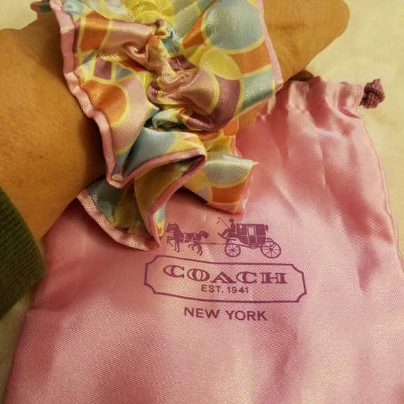 VERY RARE!!! 🍃MINT🍃READ🖤Coach Silk Scrunche 🖤RARE🖤 - Picture 2 of 8